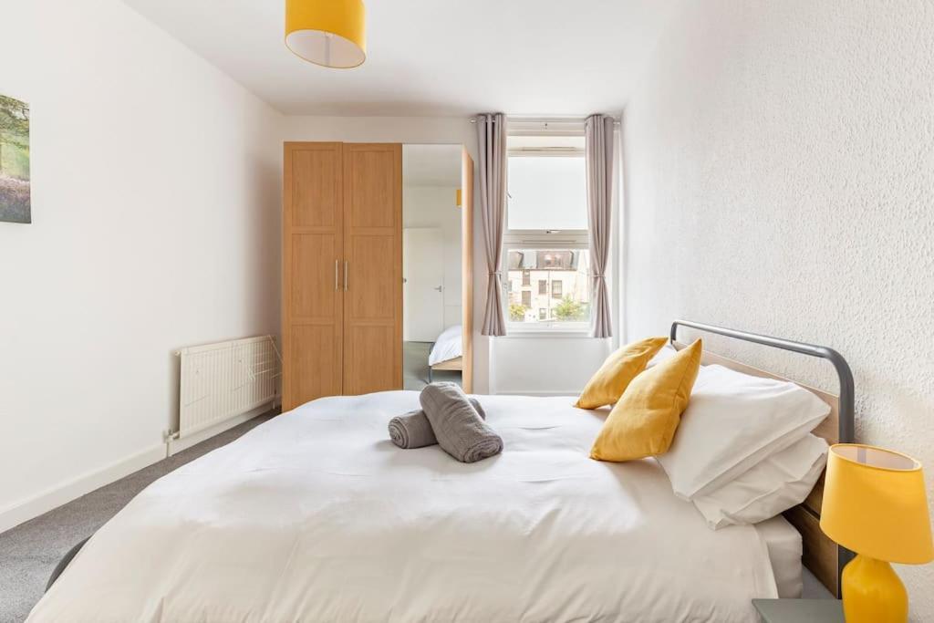 Spacious Stylish Centraly Located Flat Near Beach Largs Extérieur photo